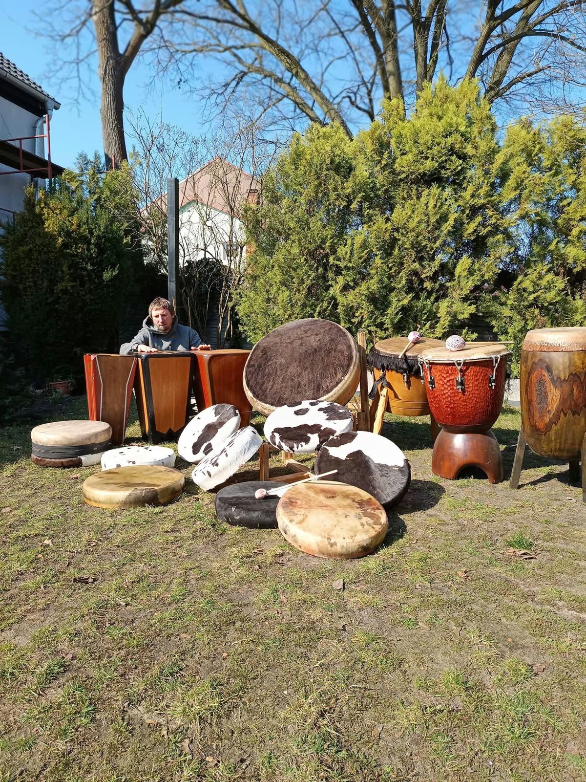 Paweł Małkowski przy swoich bębnach